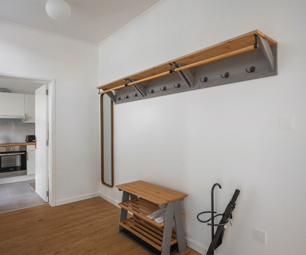 Apartamento espaçoso com 2 quartos, varanda, piscina e vista para a baía