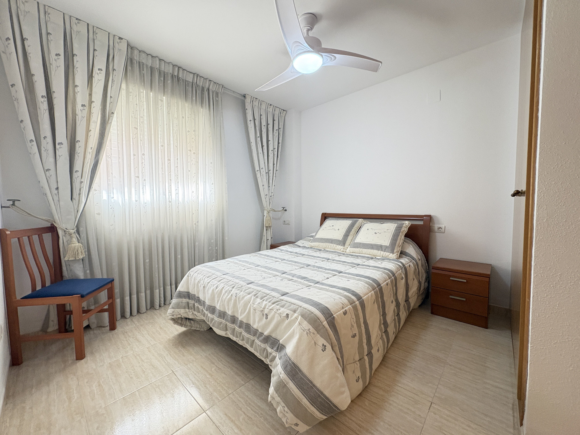 Double bedroom with ceiling fan
