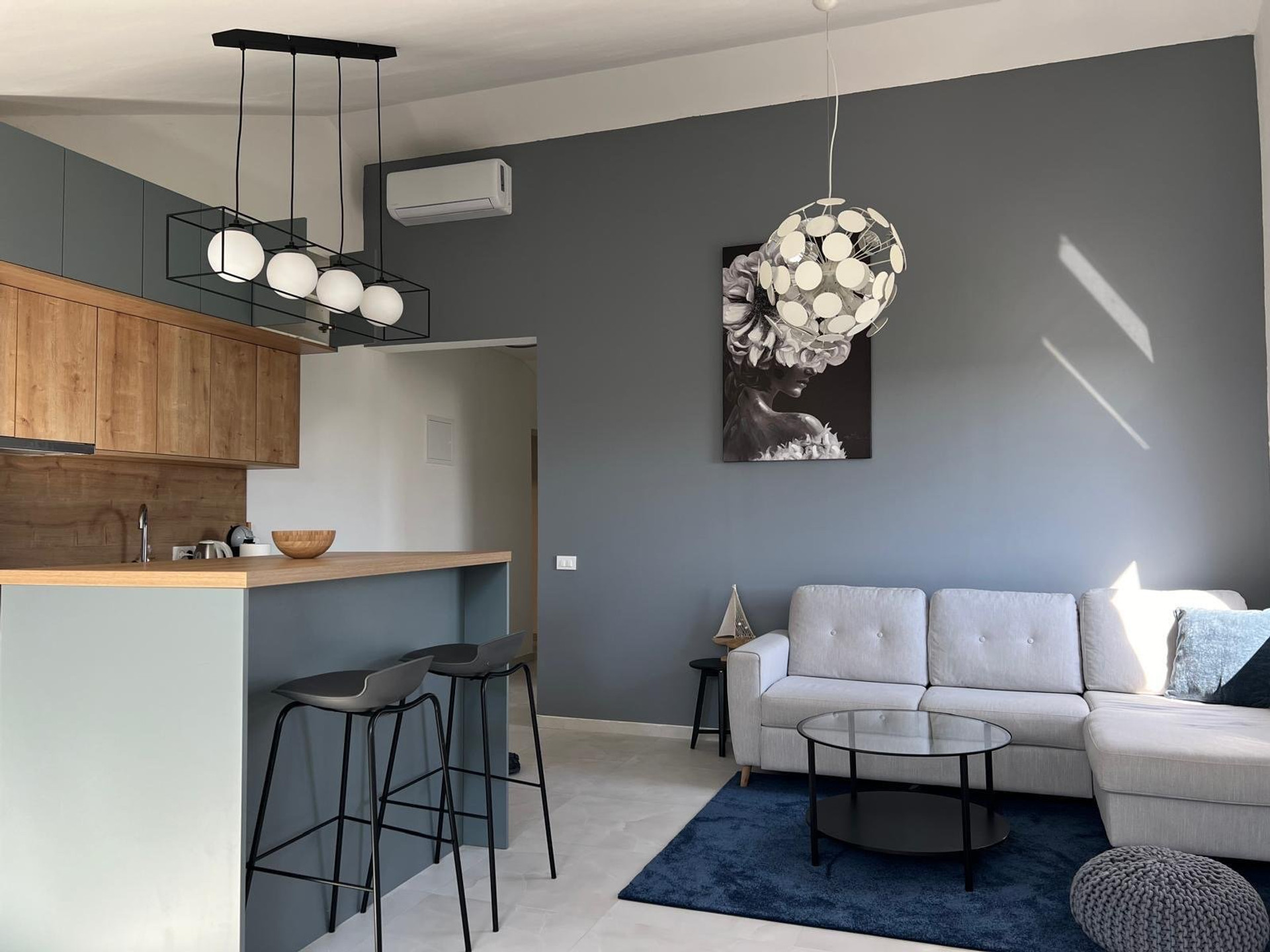 Open living room with kitchen bar