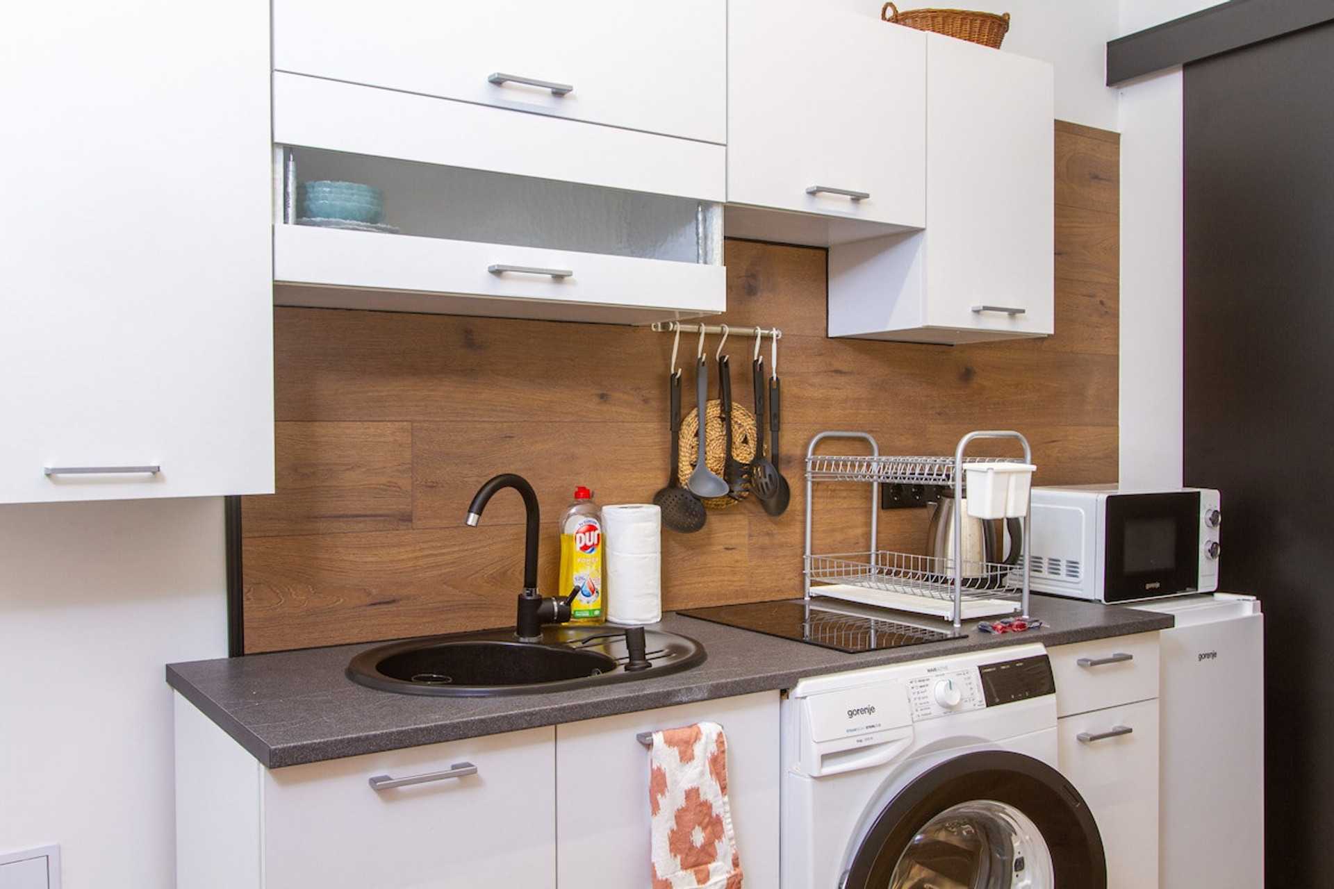 Full kitchen image 1