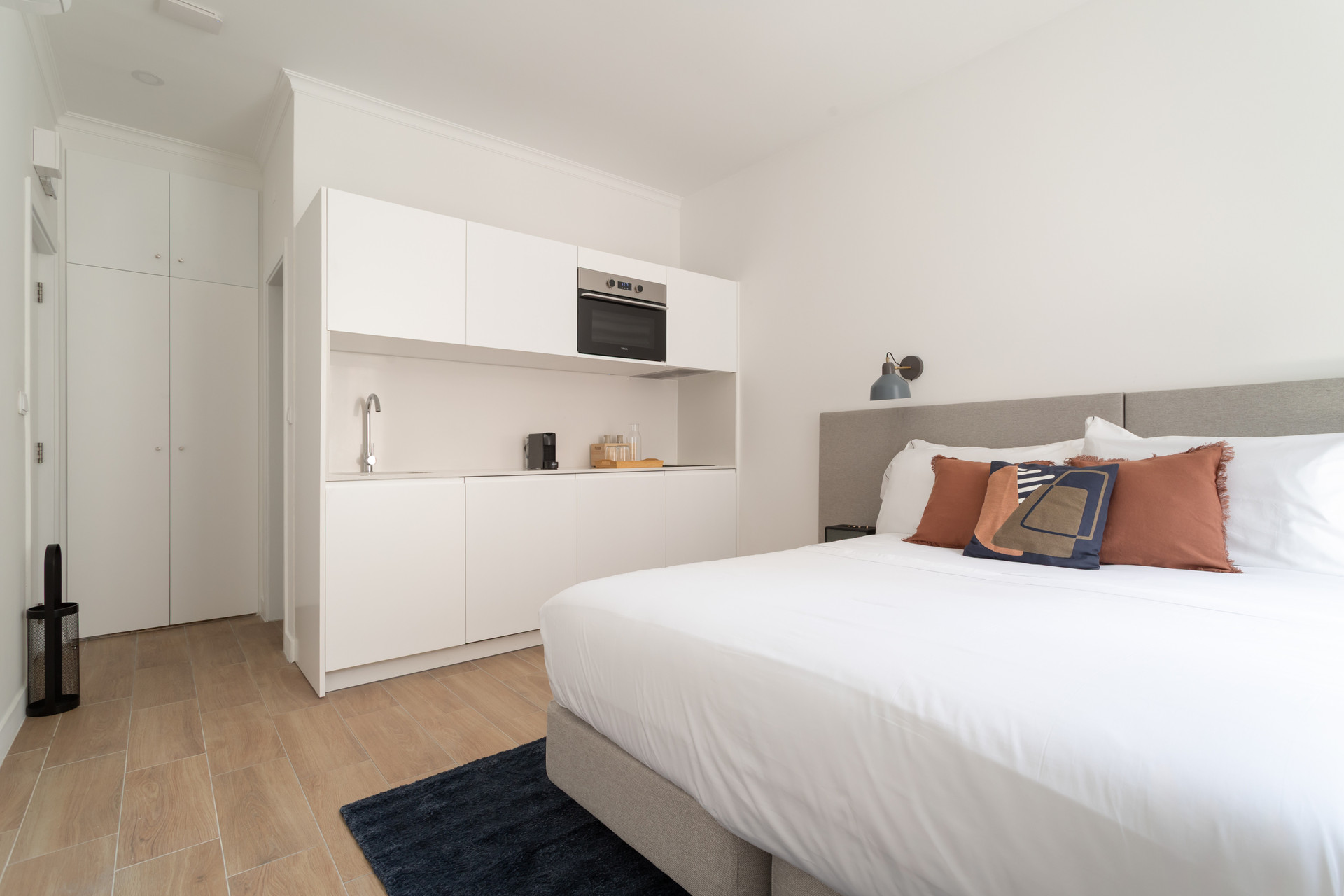 Kitchenette beside bed with wardrobe
