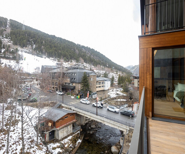 Elegant Penthouse | Spa, Parking & Views