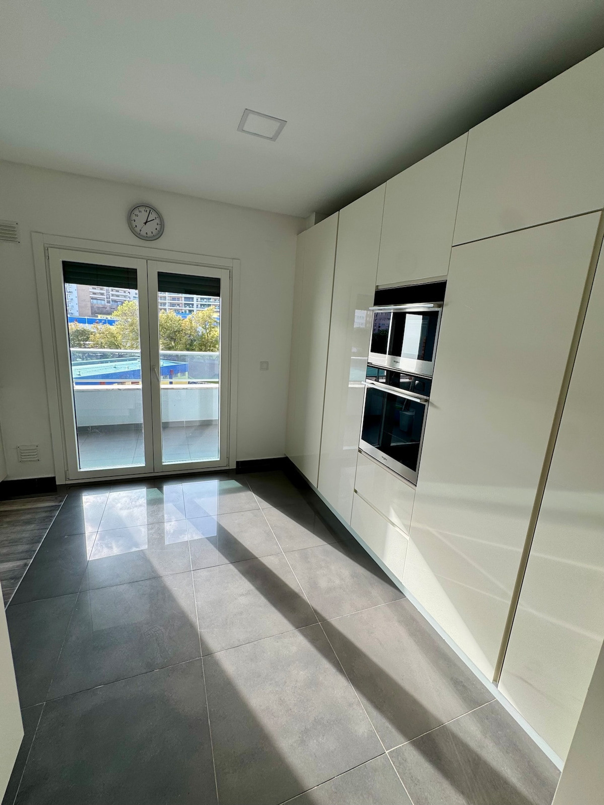 Full kitchen