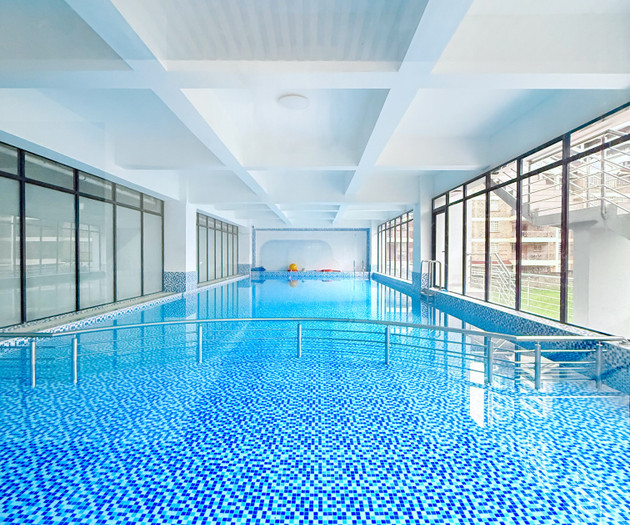 Airy 17th Floor 2BR: City Views, Balcony & Pool