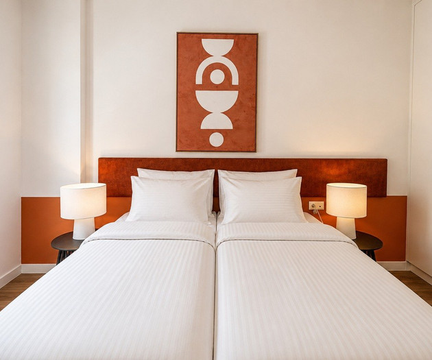 Twin bed bedroom with lamps