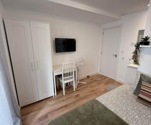 Double bedroom with private bathroom