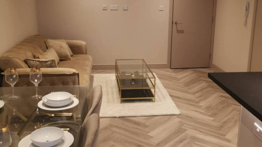 London 2BR Retreat with Free Parking & City Access preview