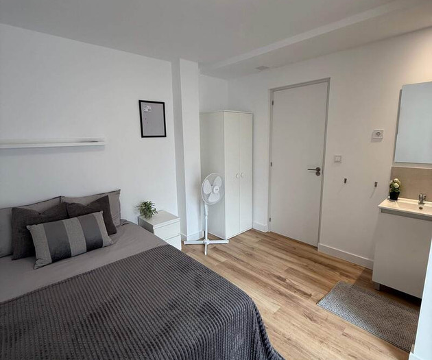 Double bedroom with private bathroom