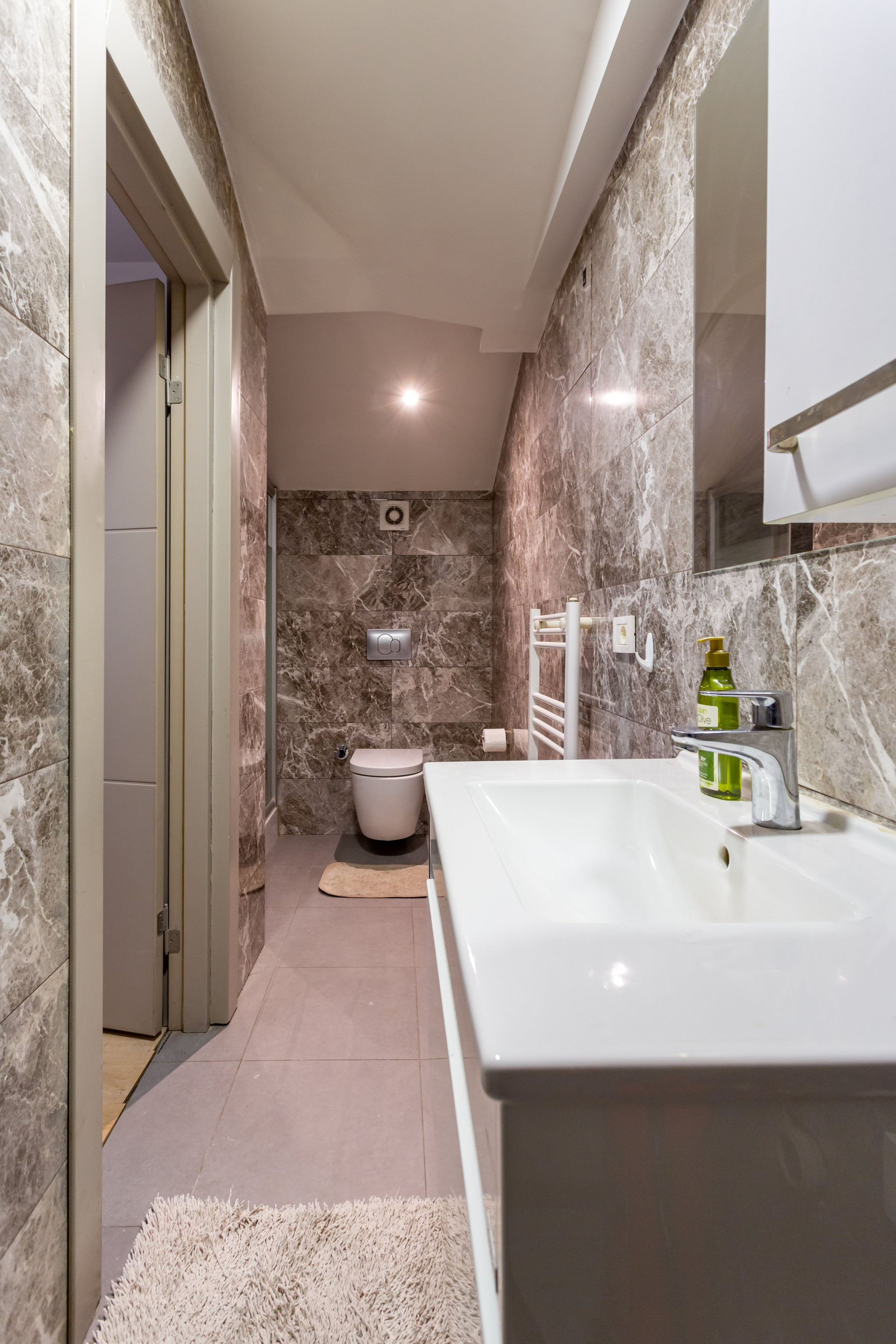 Marble bathroom full view