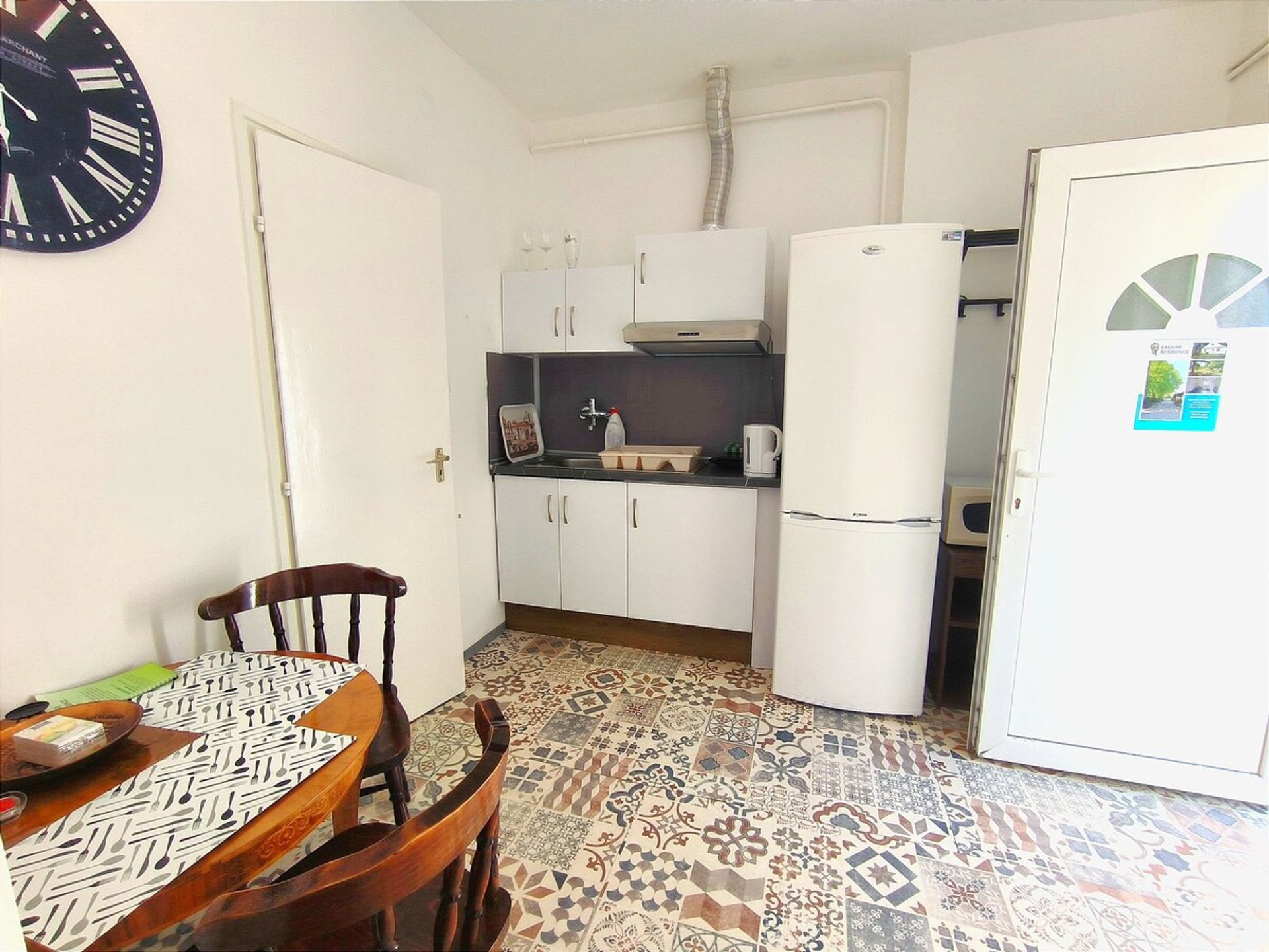 Full kitchen image 1