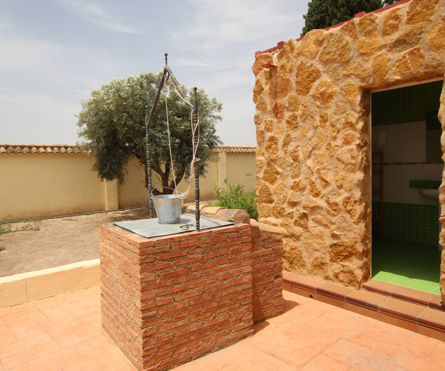 Outdoor well decoration feature