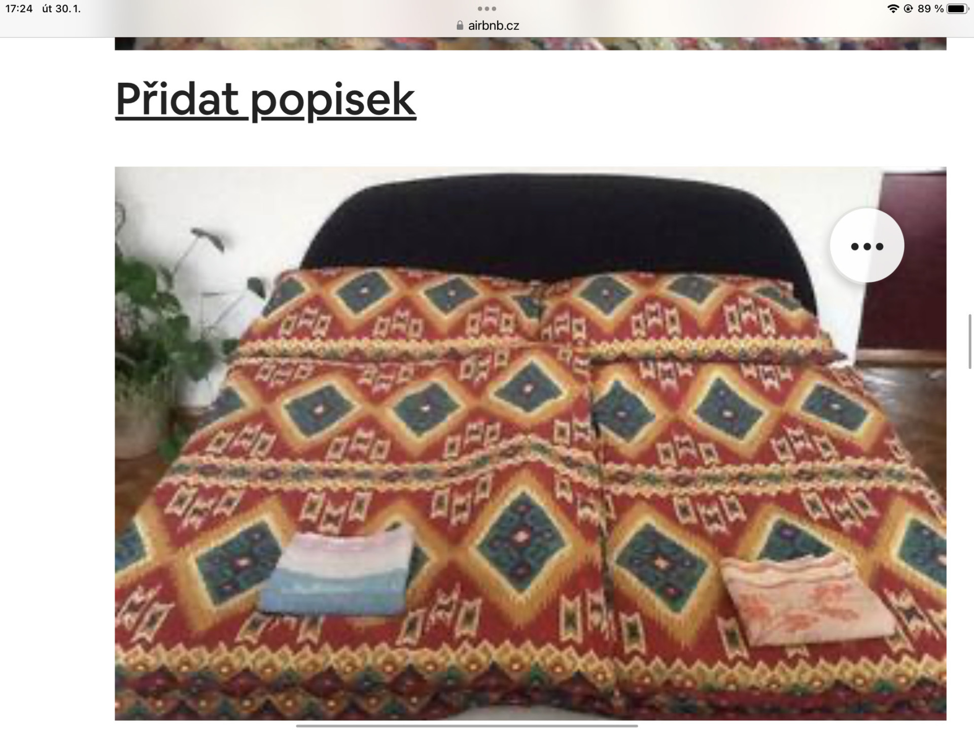 Dvojlůžko v obývacím pokoji