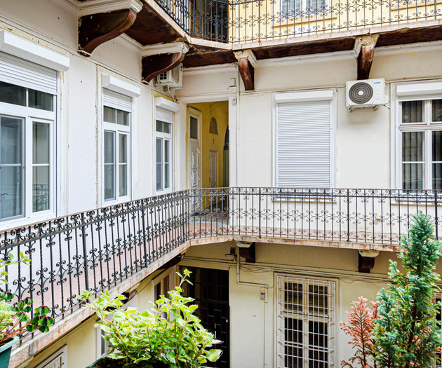 2 BEDROOM APARTMENT NEAR THE OPERA HOUSE