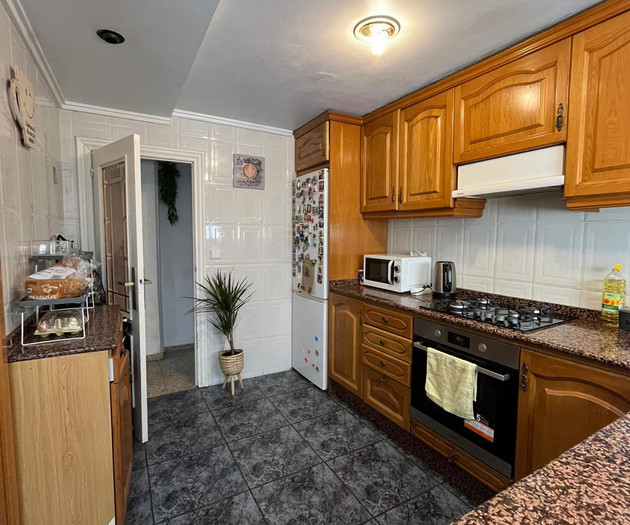 Large, bright kid-friendly home 20 mins from beach