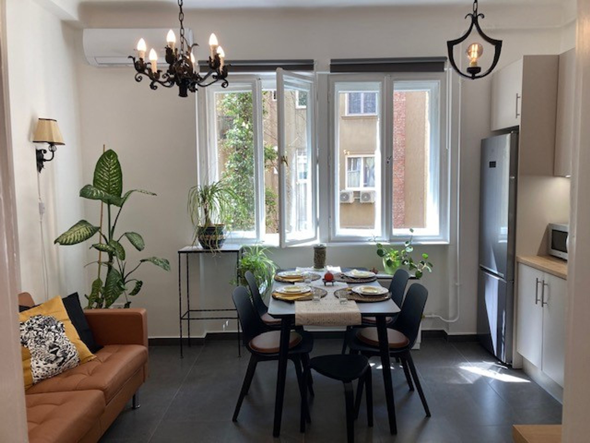 American style kitchen with sitting area