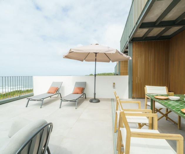 Apartamento luminoso e elegante à beira-mar