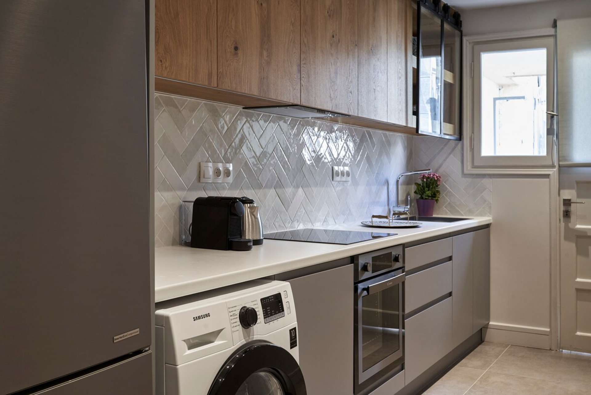 The full equipped kitchen and the washing machine