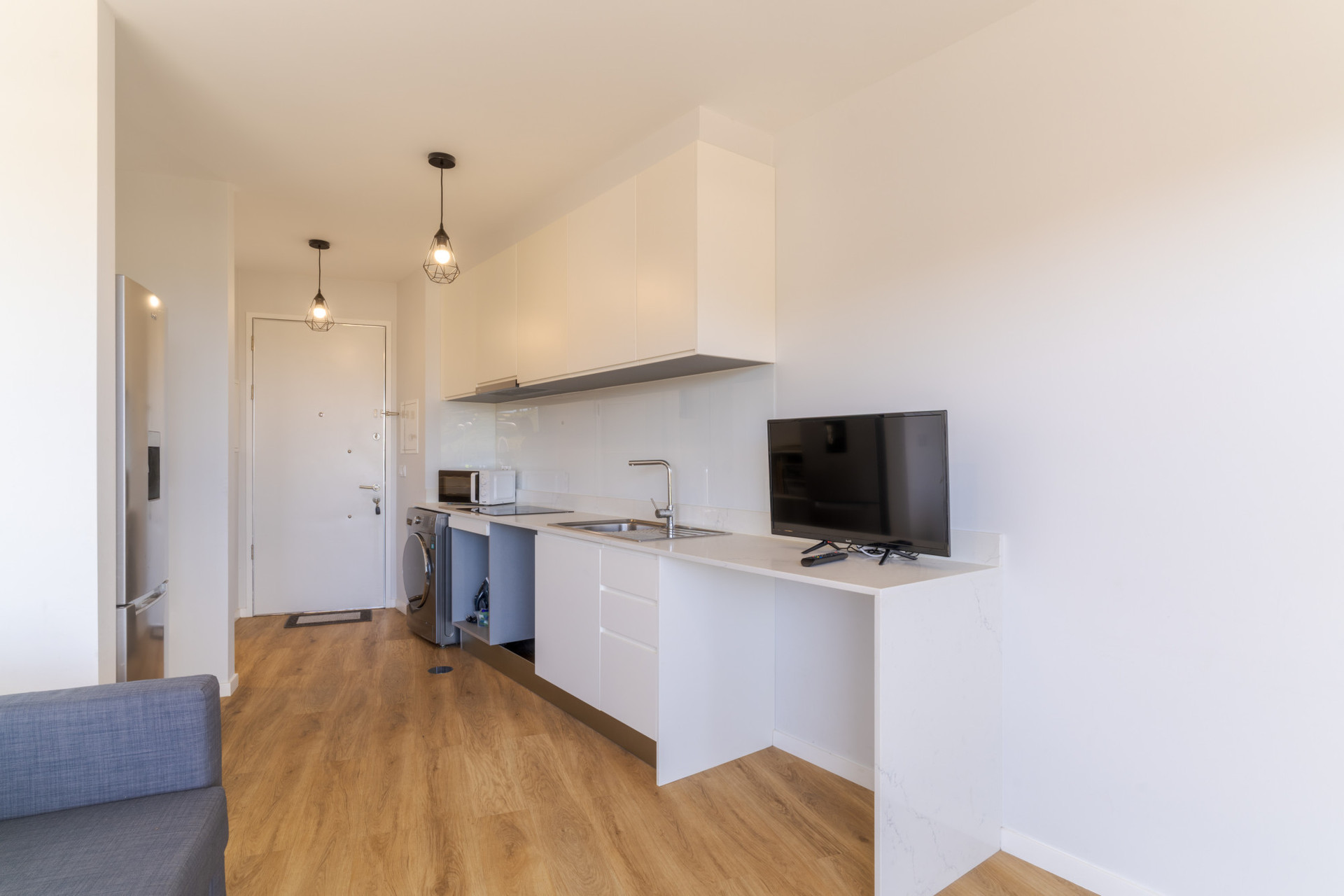 Fully equipped Kitchen with a Washing Machine