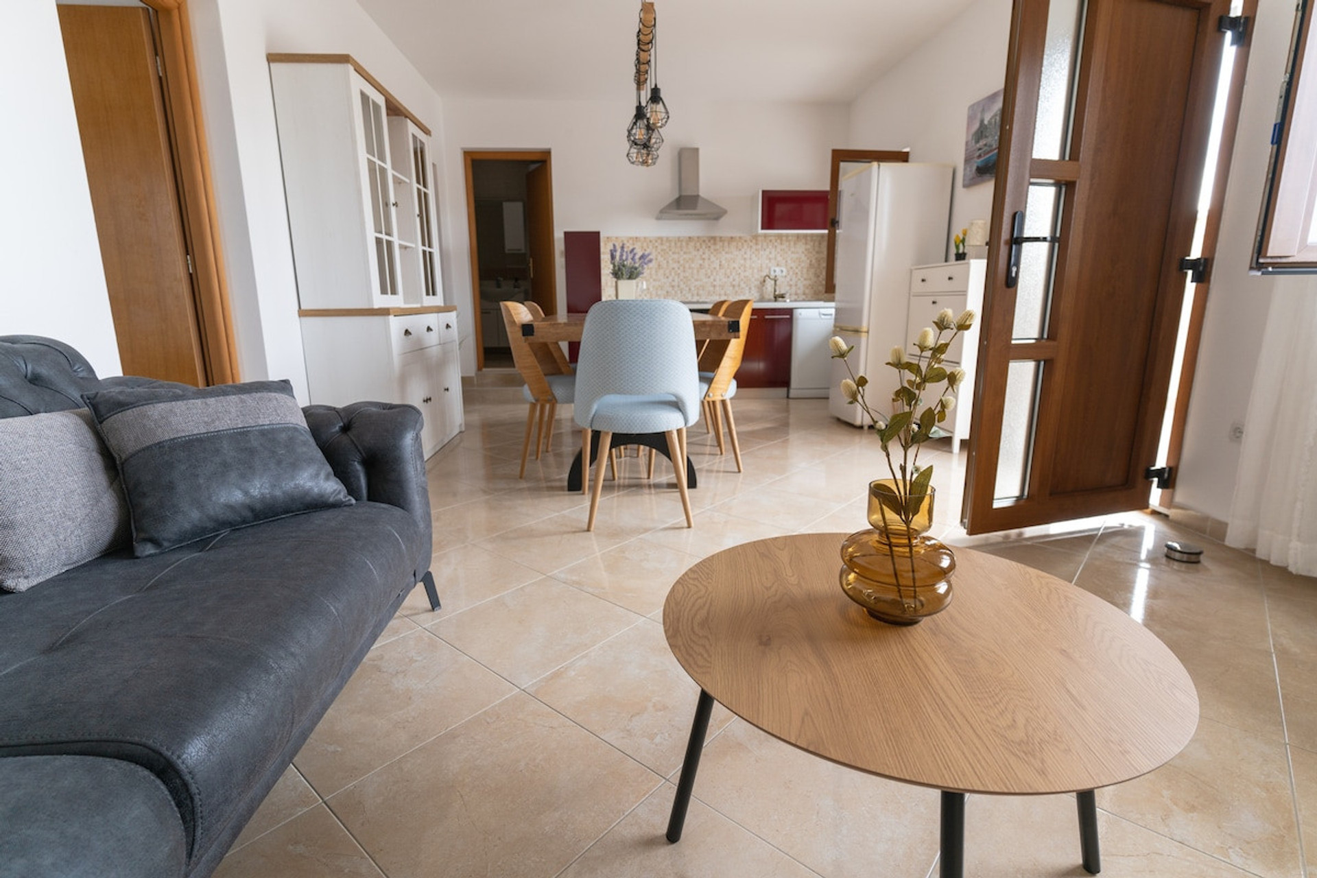 Fully equipped kitchen with dishwasher and dining area