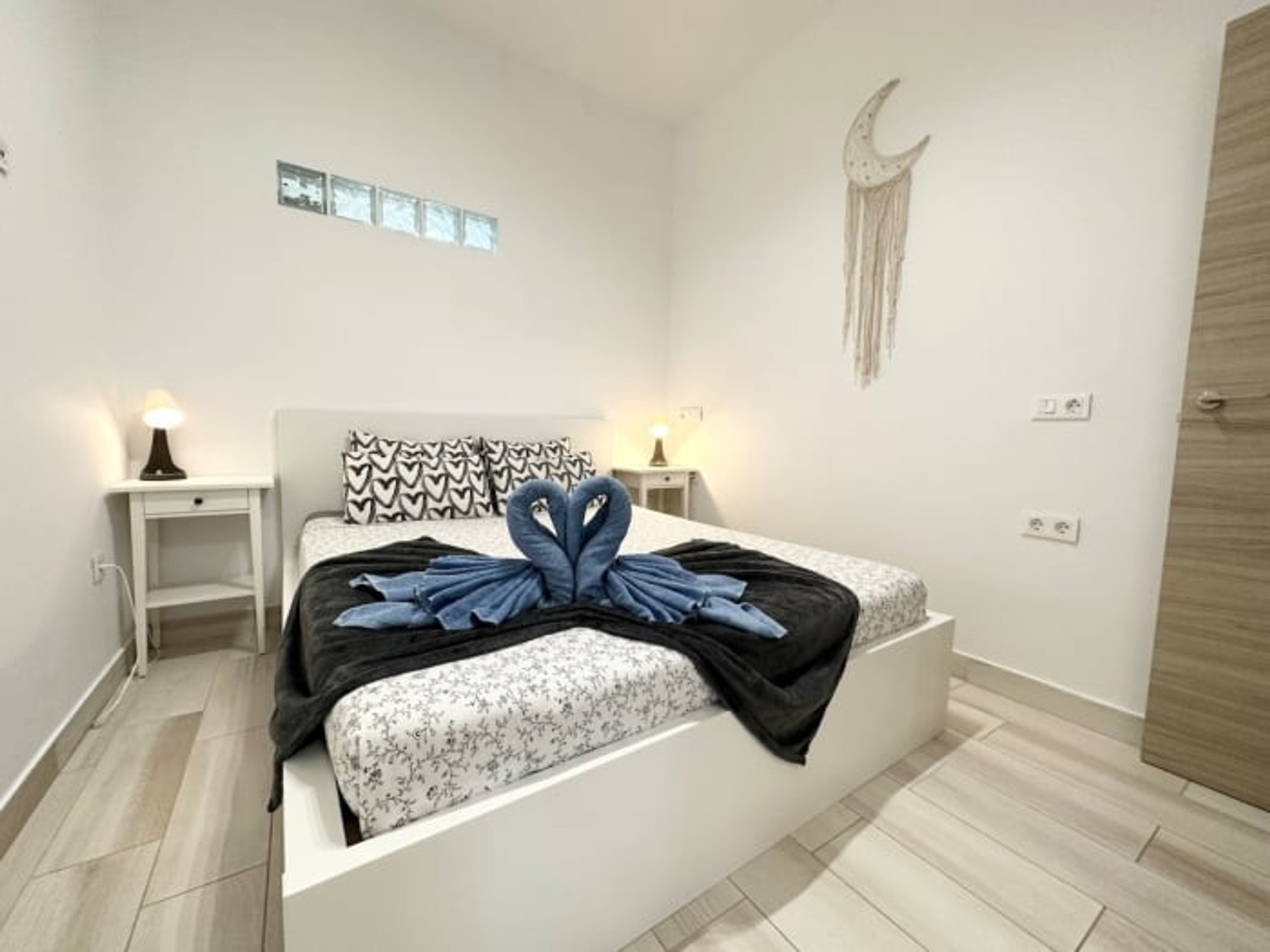 Double bedroom with decorative towels