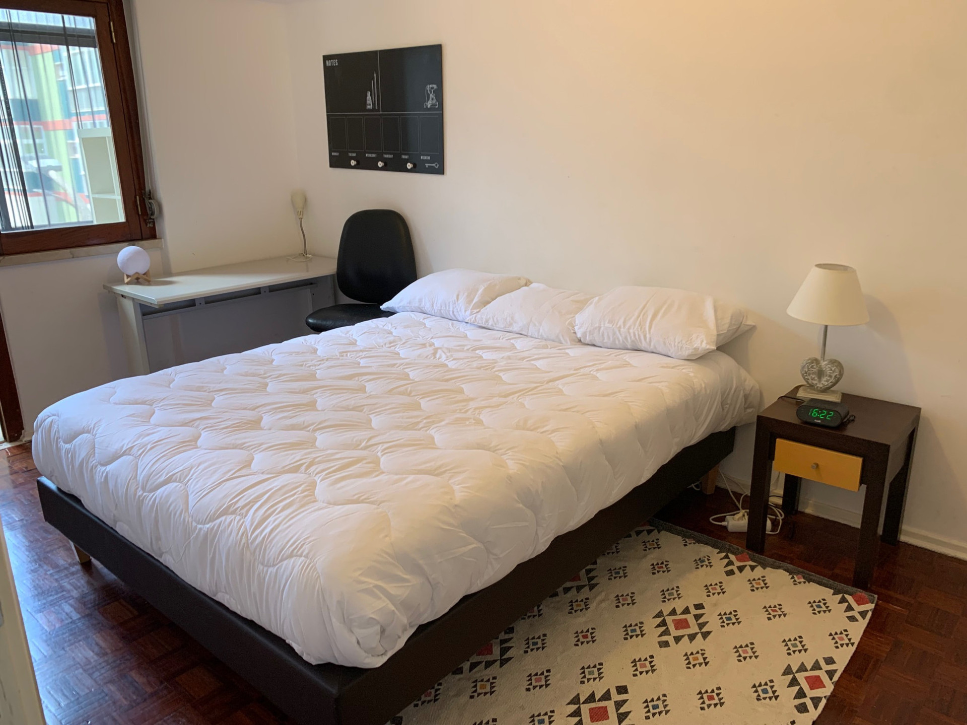 Quarto casal, cama 160x200 e secretária