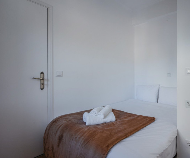 Apartamento de 2 dormitorios con jardín, piscina y vistas a la bahía sobre Funchal