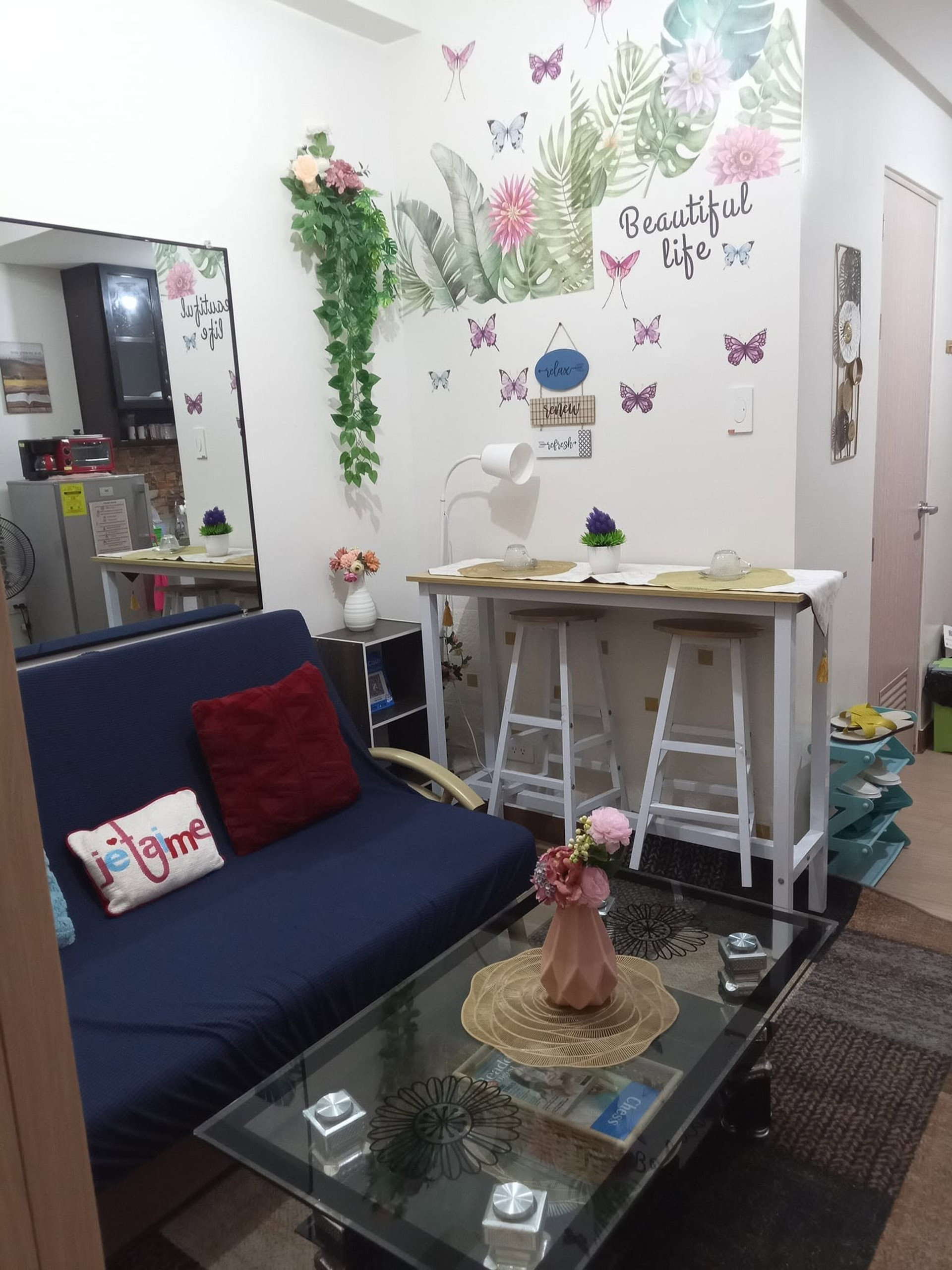 Living area with dining bar