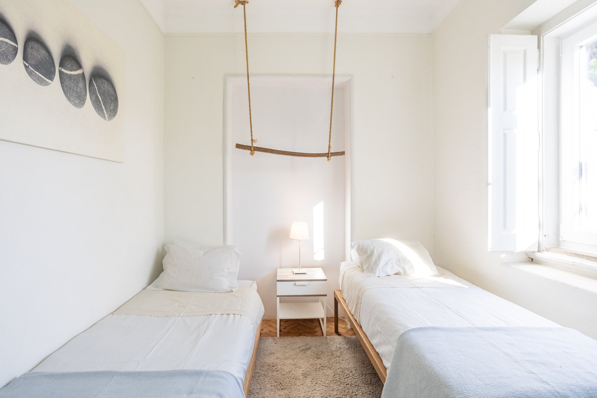 Twin bedroom with rope swing