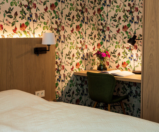 Suite 07 - between roses.
