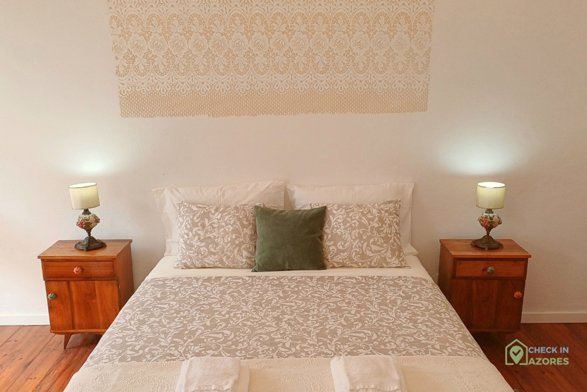 Master bedroom with a double bed, delicate decor and soft light. A space designed for quiet nights and days full of comfort.
