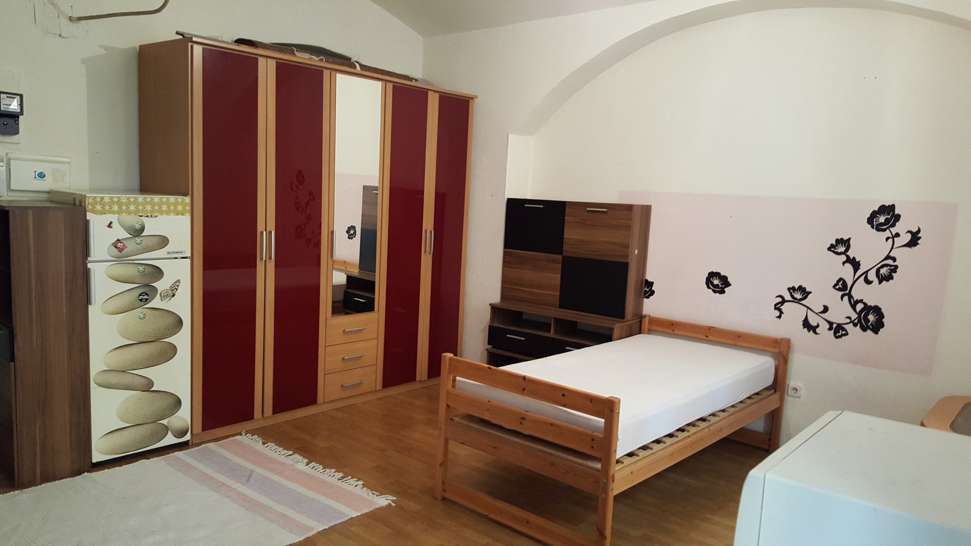 Einzelbett mit Kleiderschrank etc.