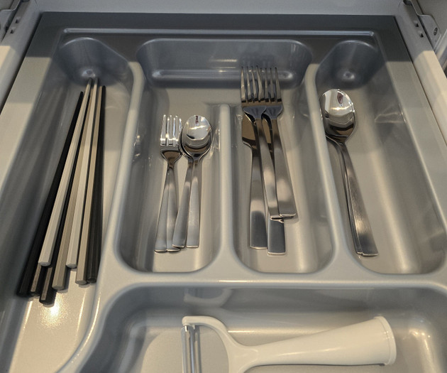 Cutlery organizer drawer