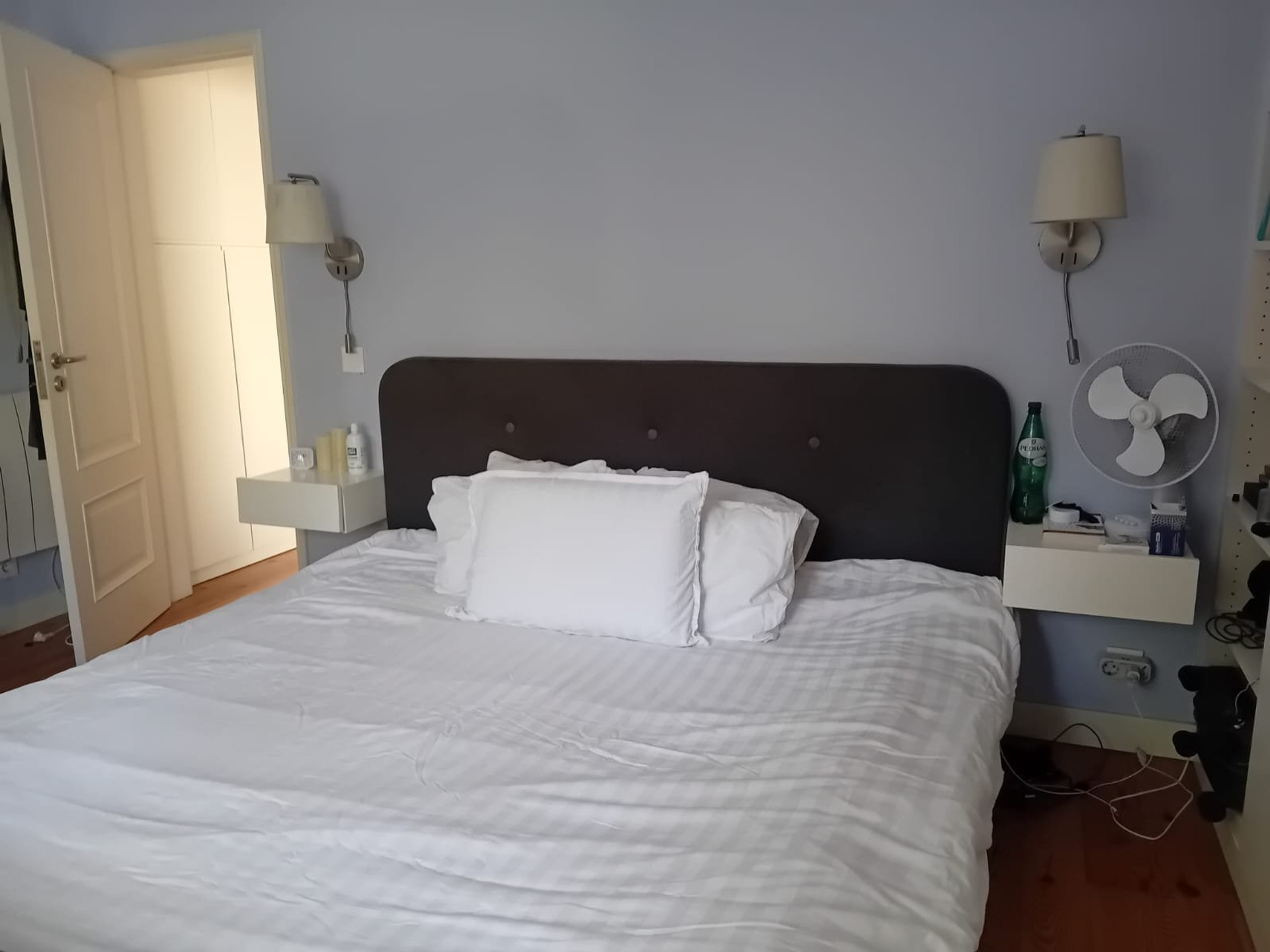 Bedroom with dark headboard bed