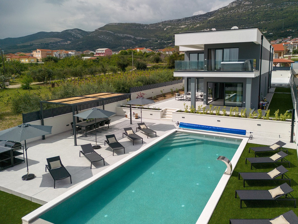 Luxury Villa for Rent (Kaštel Stari) | Nov 1, 2025 preview