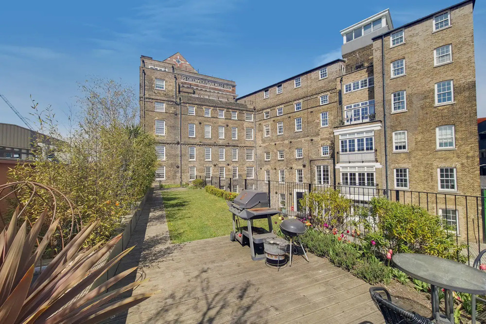 Gorgeous Greenwich Mill Conversion (72m2) preview