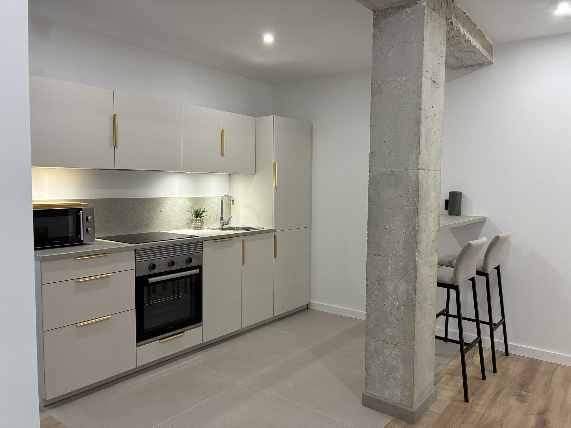 Modern kitchen with breakfast bar
