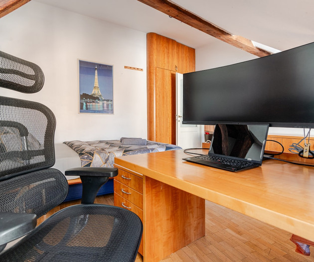 CLASSY Attic ROOM Downtown w/ Workplace & Monitor