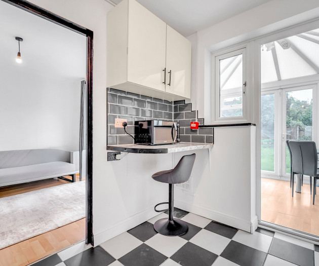 Spacious 4-Bedroom Haven in Orpington Retreat