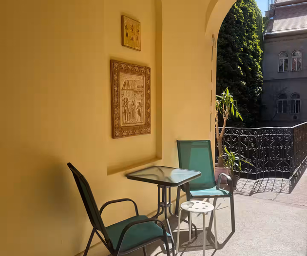 Sparkling, city core vibe  - downtown Sinagoga