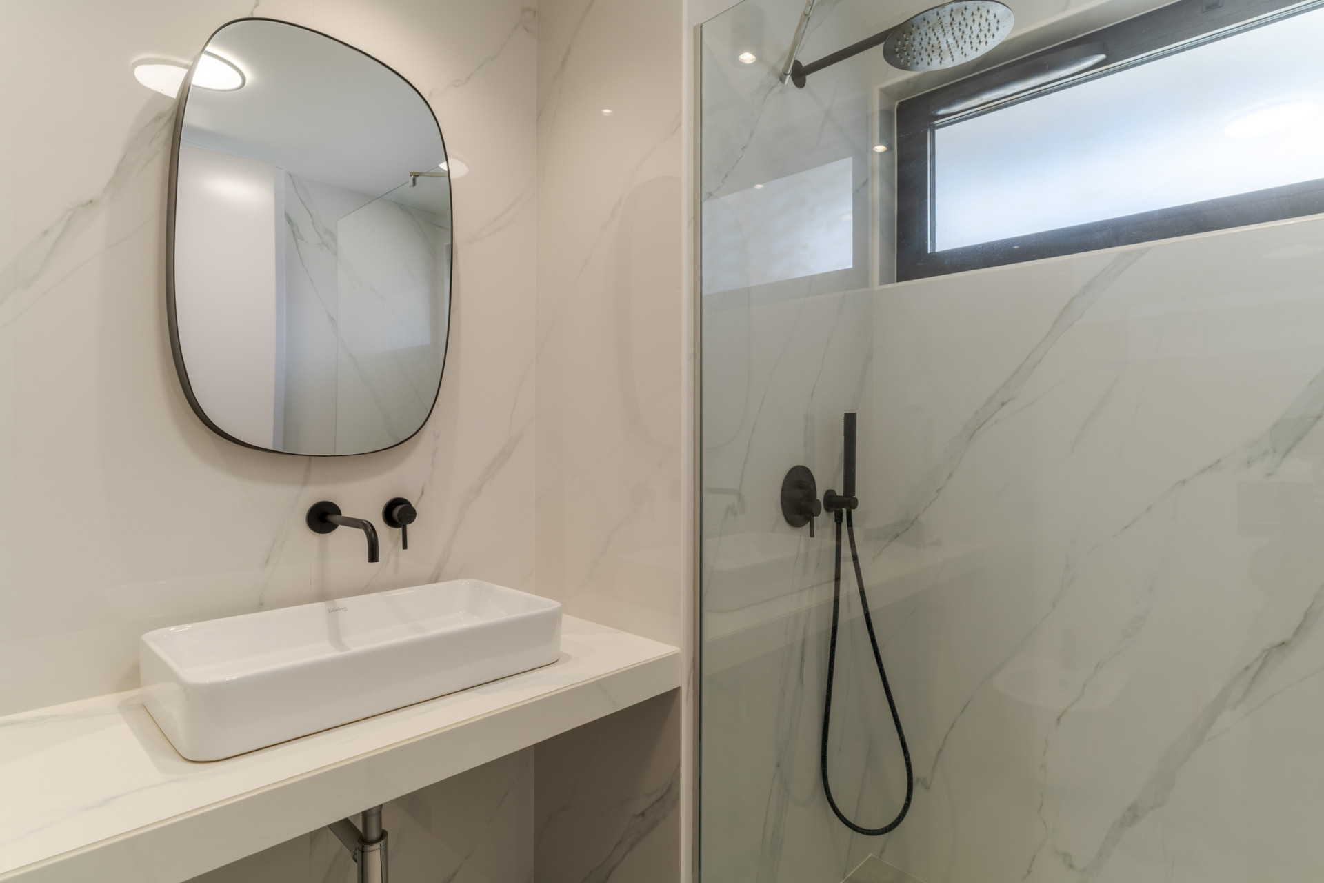 Fully Equipped Bathroom with a shower