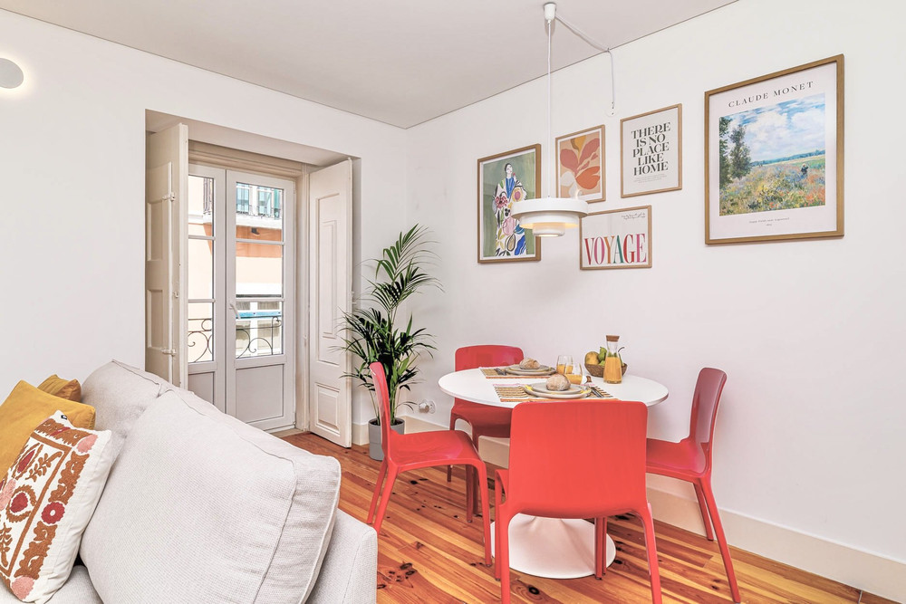 Red Tulip Apt | Bright & Colourful in Pincipe Real preview
