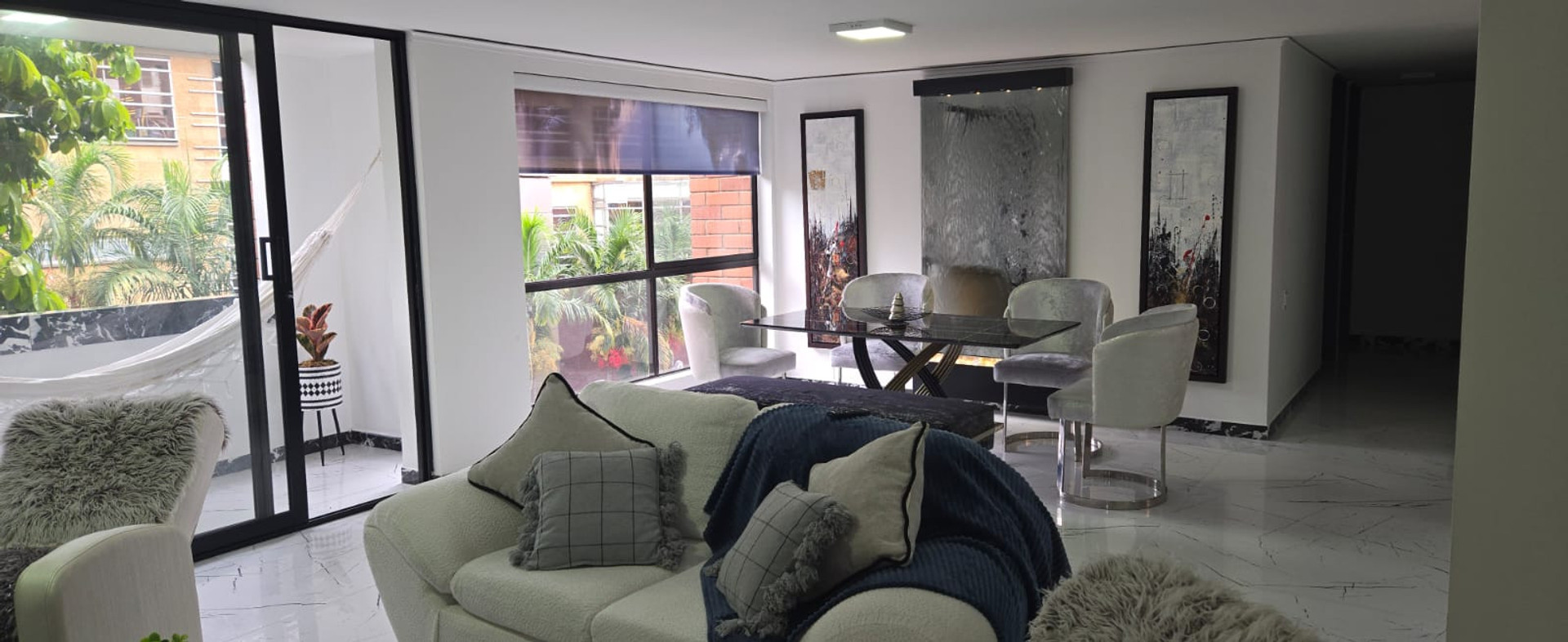sillon de sala y comedor al findo