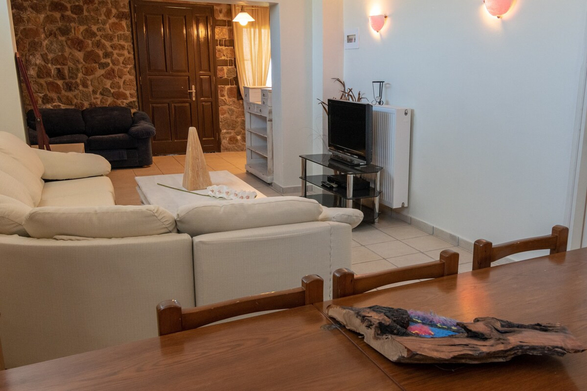 Comfortable living room and large dining room ideal for large family or friends! It includes a large living room, a living room with a large fireplace, a cozy dining room, TV, DVD, table games, books for young and old!