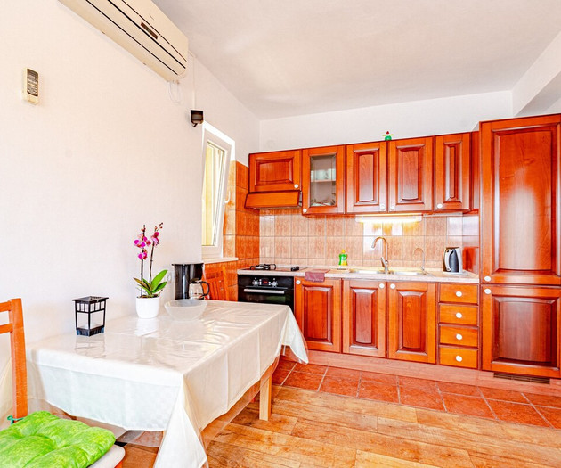 A1 apartment next to the beach, with the sea view
