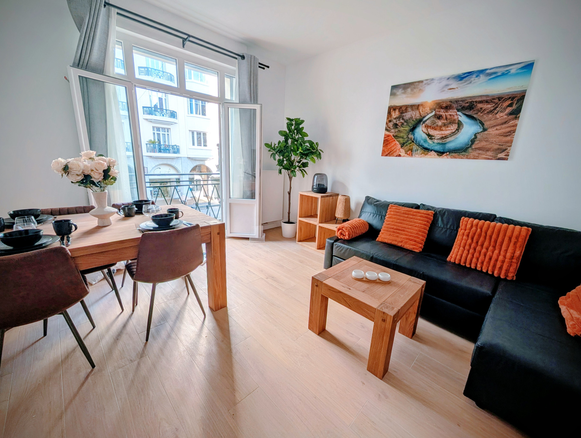 Bright and comfortable living room with large window with a view over a quiet pedestrian street, the water channels and the church. Premium Harman Kardon Bluetooth speaker.