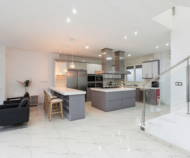 Large, modern house in Valencia City!