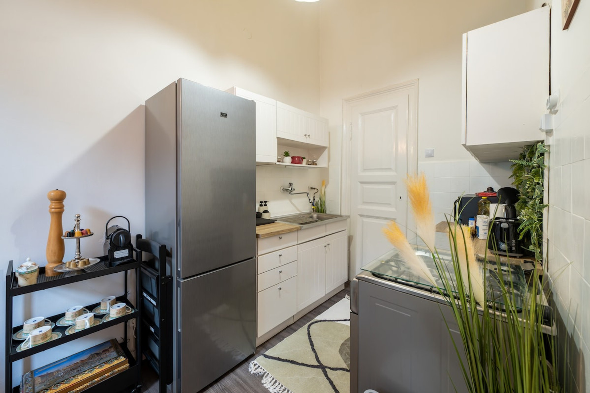 Full kitchen image 1