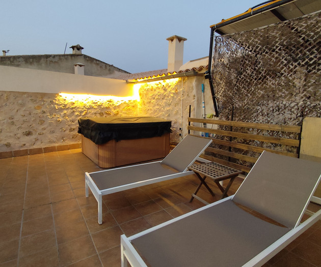 Casa acogedora con amplia terraza y Jacuzzi.
