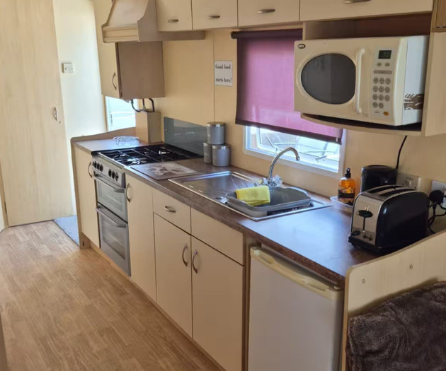 Cozy 2 Bedroom Place | Free Parking | Pet Friendly