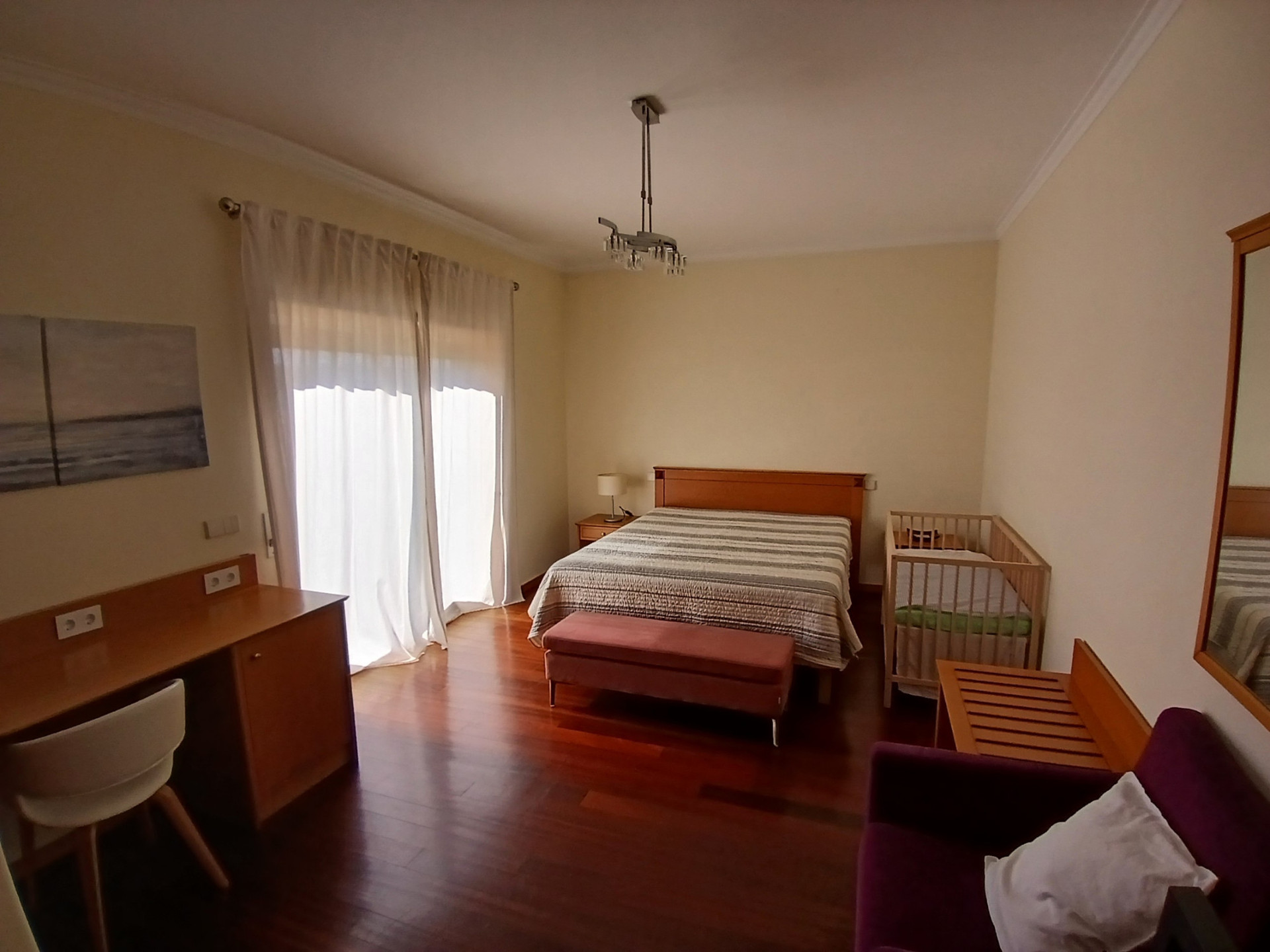 Cama 160x200, secretária, sofá, maleiro e berço